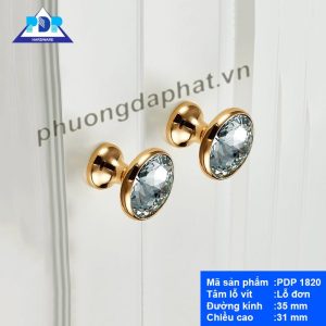 Núm Tủ Pha Lê hiện đại với màu vàng bóng được đính một viên đá mô phỏng kim cương ngay trung tâm tay tủ