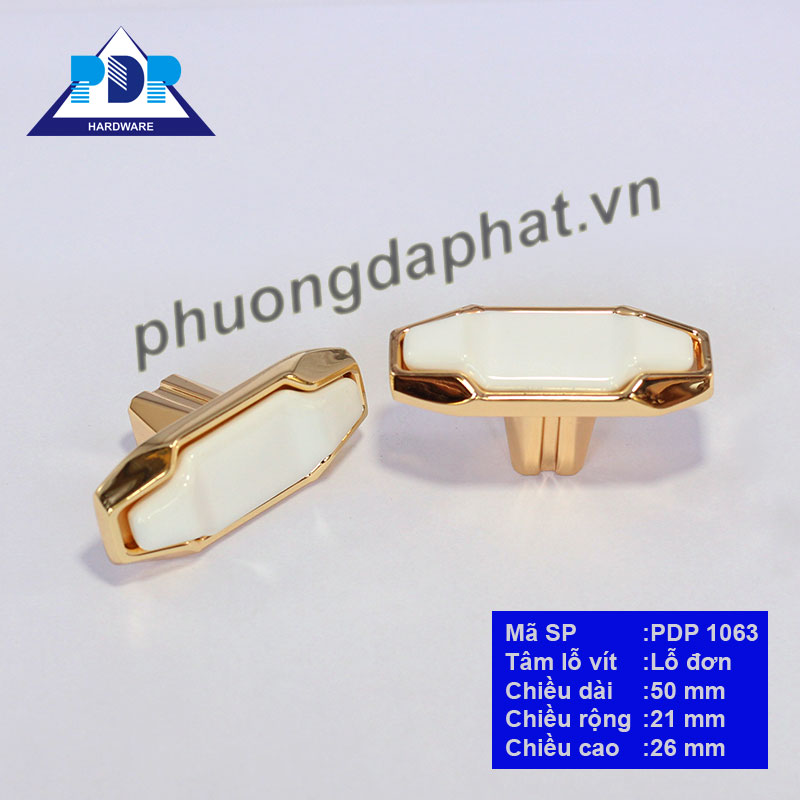 Núm Tủ Phong Cách Châu Âuvới màu vàng sang trọng cùng điểm nhấn là chất liệu sứ ngay trung tâm tay cầm pha trộn nét cổ điển và hiện đại.
