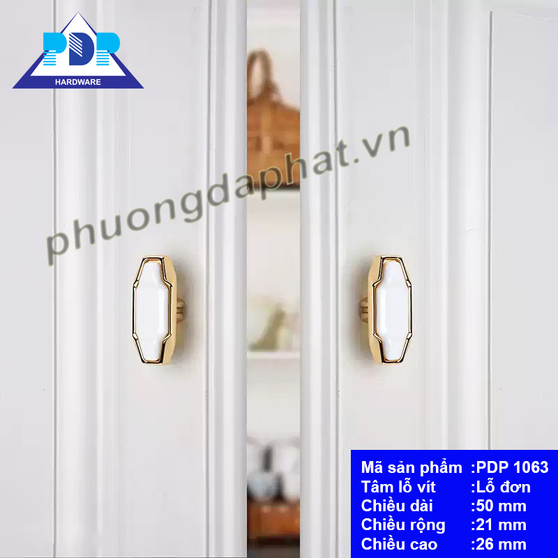 Núm Tủ Phong Cách Châu Âu với màu vàng sang trọng cùng điểm nhấn là chất liệu sứ ngay trung tâm tay cầm pha trộn nét cổ điển và hiện đại.