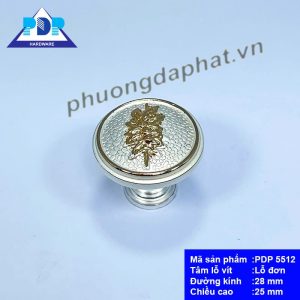 Núm Tủ Phong Cách Châu Âu ấn tượng về diện mạo tạo điểm nhấn với đường viền vàng xung quanh tay nắm