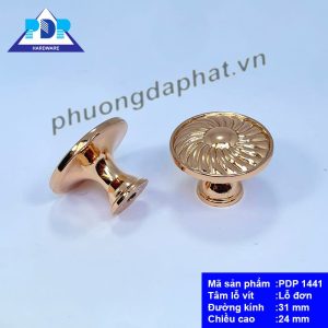 Núm Tủ Phong Cách Châu Âu với mặt trước tay nắm được tích hợp cách điệu bông hoa rất trang nhã