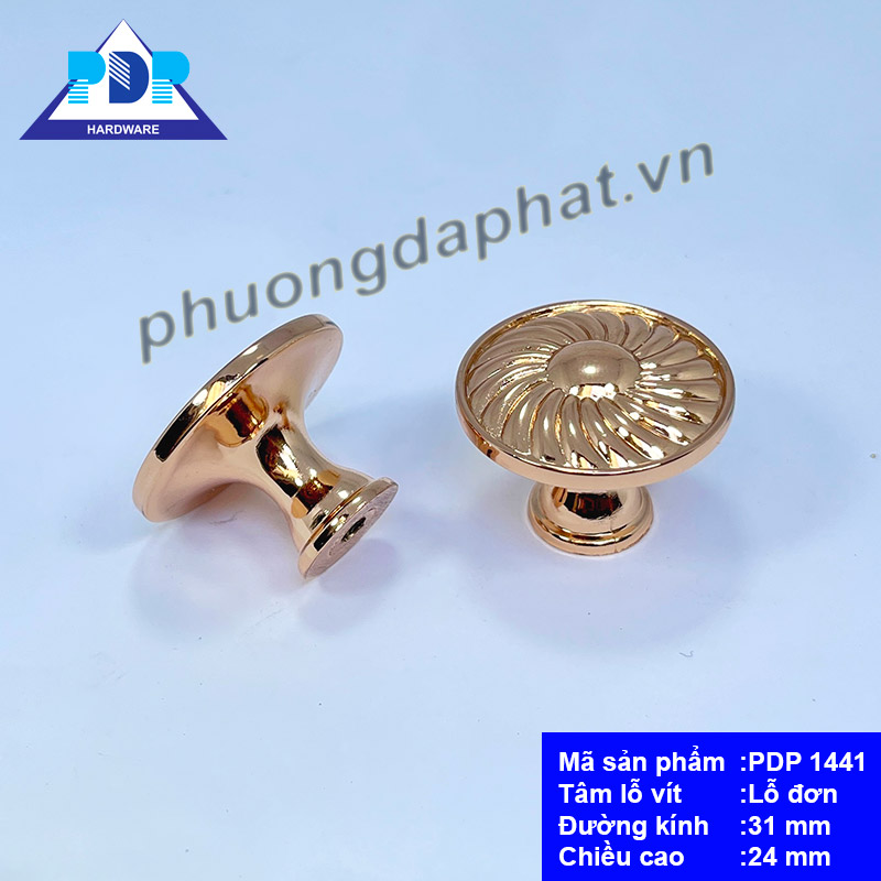 Núm Tủ Phong Cách Châu Âu với mặt trước tay nắm được tích hợp cách điệu bông hoa rất trang nhã