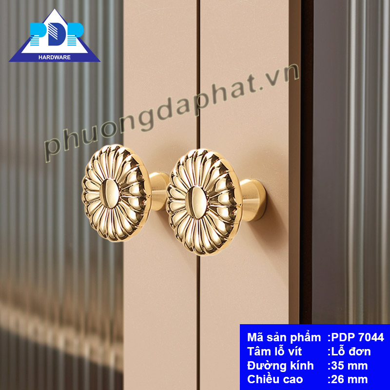 Núm Tủ với mặt trước tay nắm được tích hợp cách điệu bông hoa rất trang nhã