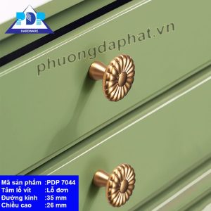 Núm Tủ Tân Cổ Điển với mặt trước tay nắm được tích hợp cách điệu bông hoa rất trang nhã