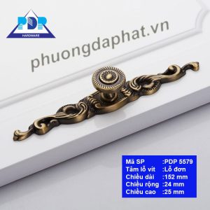 Tay Cầm Tủ Cổ Điển với kết thúc núm độc đáo giúp nâng cao chất lượng của nội thất. Những chi tiết xoắn tinh tế sẽ tô điểm vẻ đẹp không gian của bạn một cách tốt nhất.