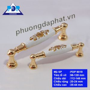 Tay Cầm Tủ Gốm Sứ với màu vàng sang trọng cùng điểm nhấn là hoa văn trên nền chất liệu sứ ngay trung tâm tay cầm pha trộn nét cổ điển và hiện đại.