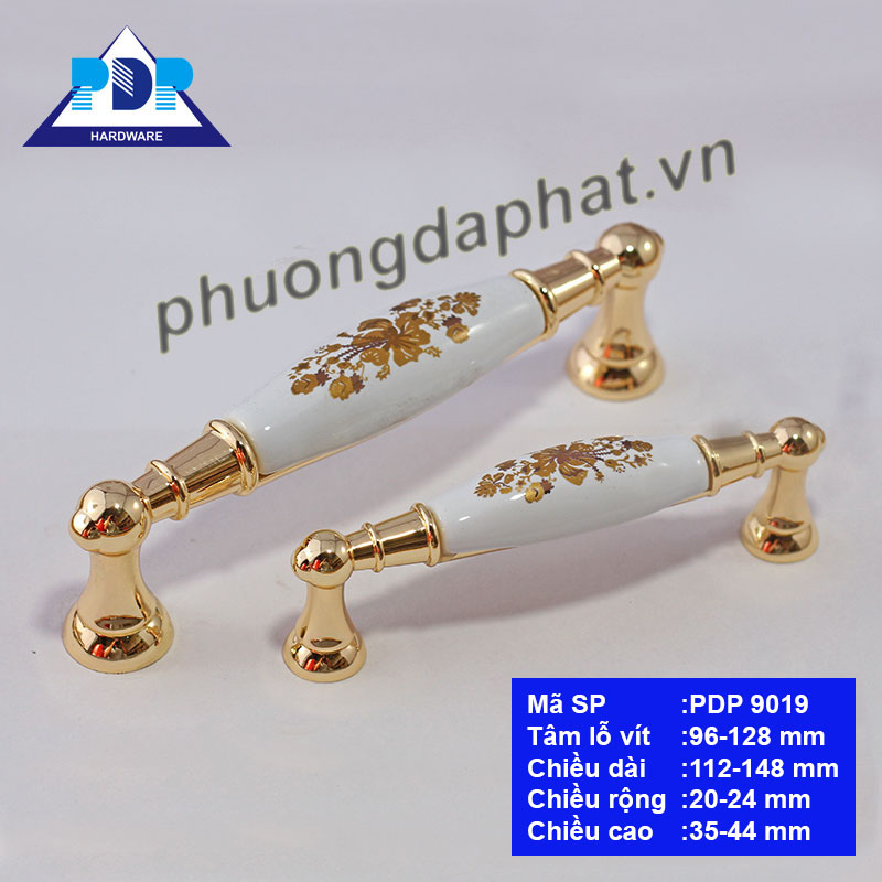 Tay Cầm Tủ Gốm Sứ với màu vàng sang trọng cùng điểm nhấn là hoa văn trên nền chất liệu sứ ngay trung tâm tay cầm pha trộn nét cổ điển và hiện đại.