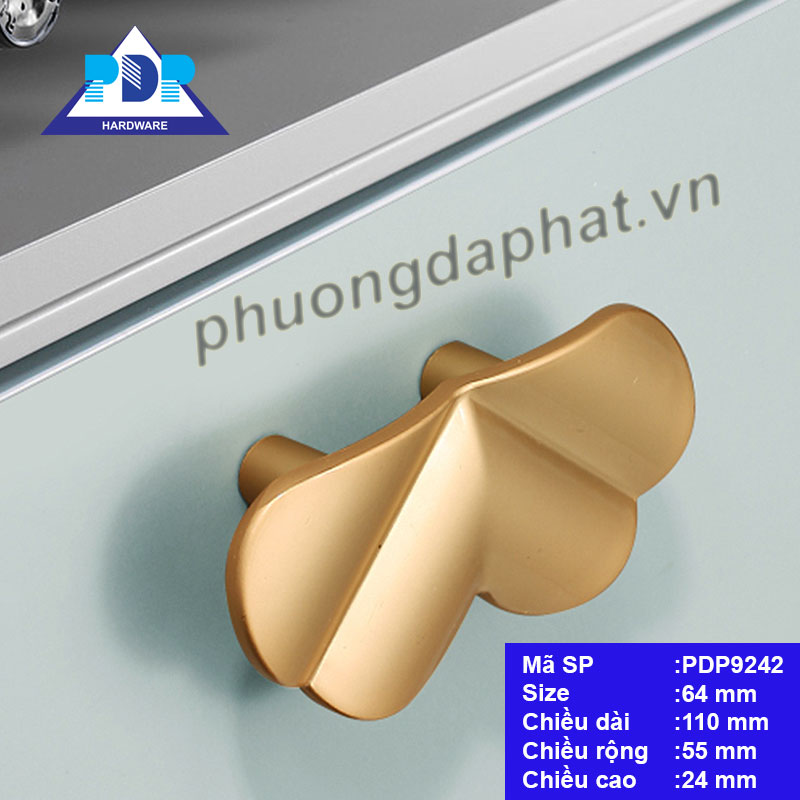 Tay Nắm Tủ Bán Nguyệt làm nổi bật nội thất và các tủ trong nhà với thiết kế hoa văn tuyệt vời cùng màu vàng bắt mắt. Sự sáng tạo và cầu kì thấy rõ trong thiết kế.