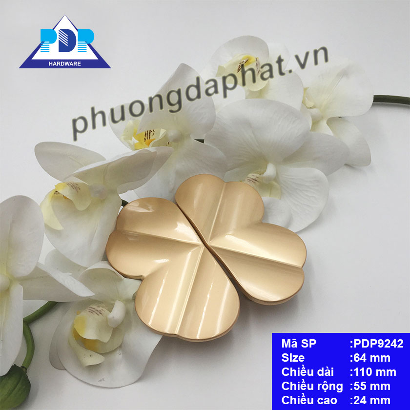 Tay Nắm Tủ Bán Nguyệt làm nổi bật nội thất và các tủ trong nhà với thiết kế hoa văn tuyệt vời cùng màu vàng bắt mắt. Sự sáng tạo và cầu kì thấy rõ trong thiết kế.