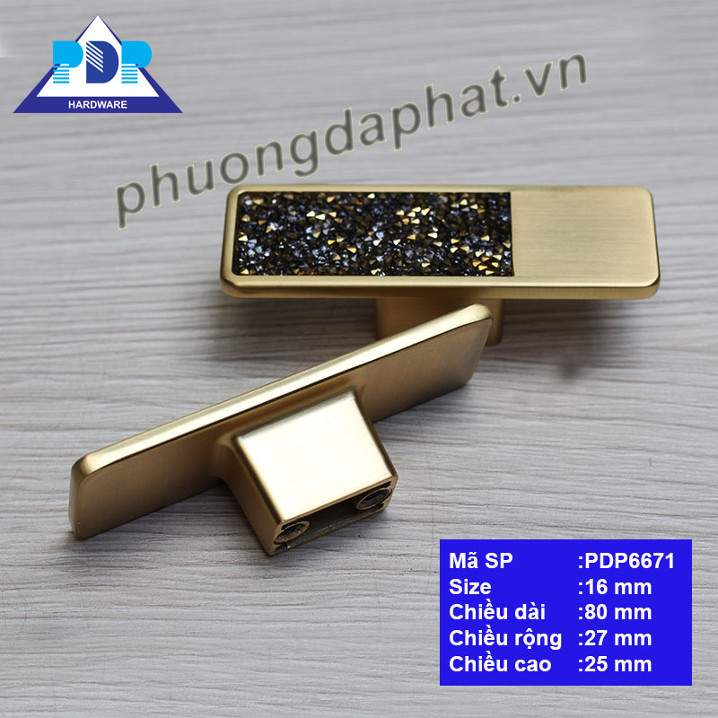 Tay Nắm Cửa Tủ với màu vàng chải xước cùng với những hạt đá lấp lánh như những viên kim cương ngay trung tâm tay tủ tạo hiệu ứng bắt mắt. Bề mặt tay cầm lớn mang lại cảm giác chắc chắn khi sử dụng.