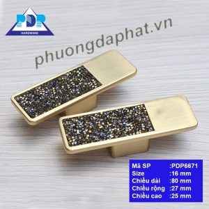 Tay Nắm Cửa Tủ với màu vàng chải xước cùng với những hạt đá lấp lánh như những viên kim cương ngay trung tâm tay tủ tạo hiệu ứng bắt mắt. Bề mặt tay cầm lớn mang lại cảm giác chắc chắn khi sử dụng.