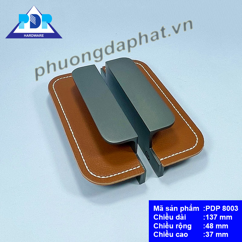 Tay Nắm Tủ Áo mang phong cách hiện đại cùng dáng vẻ đơn giản và chất liệu đồng và da bò sẽ làm tăng giá trị phẩm chất cho nội thất.