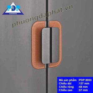 Tay Nắm Tủ mang phong cách hiện đại cùng dáng vẻ đơn giản và chất liệu đồng và da bò sẽ làm tăng giá trị phẩm chất cho nội thất.