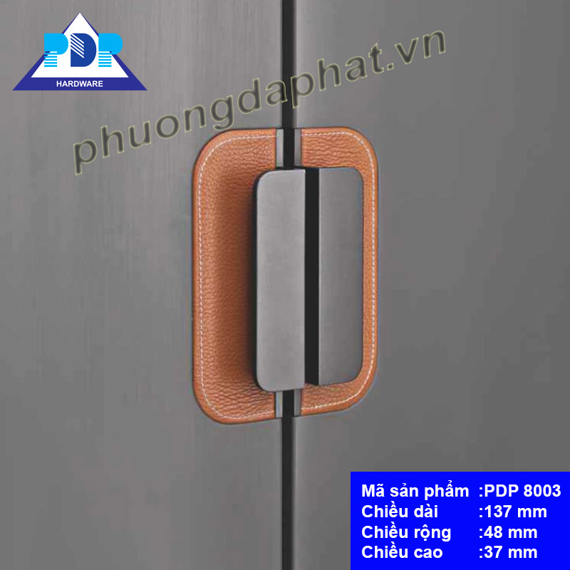 Tay Nắm Tủ mang phong cách hiện đại cùng dáng vẻ đơn giản và chất liệu đồng và da bò sẽ làm tăng giá trị phẩm chất cho nội thất.