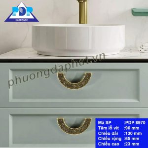 Tay Nắm Tủ Áo  với màu vàng chải xước cùng với những hạt đá lấp lánh như những viên kim cương ngay trung tâm tay tủ tạo hiệu ứng bắt mắt.