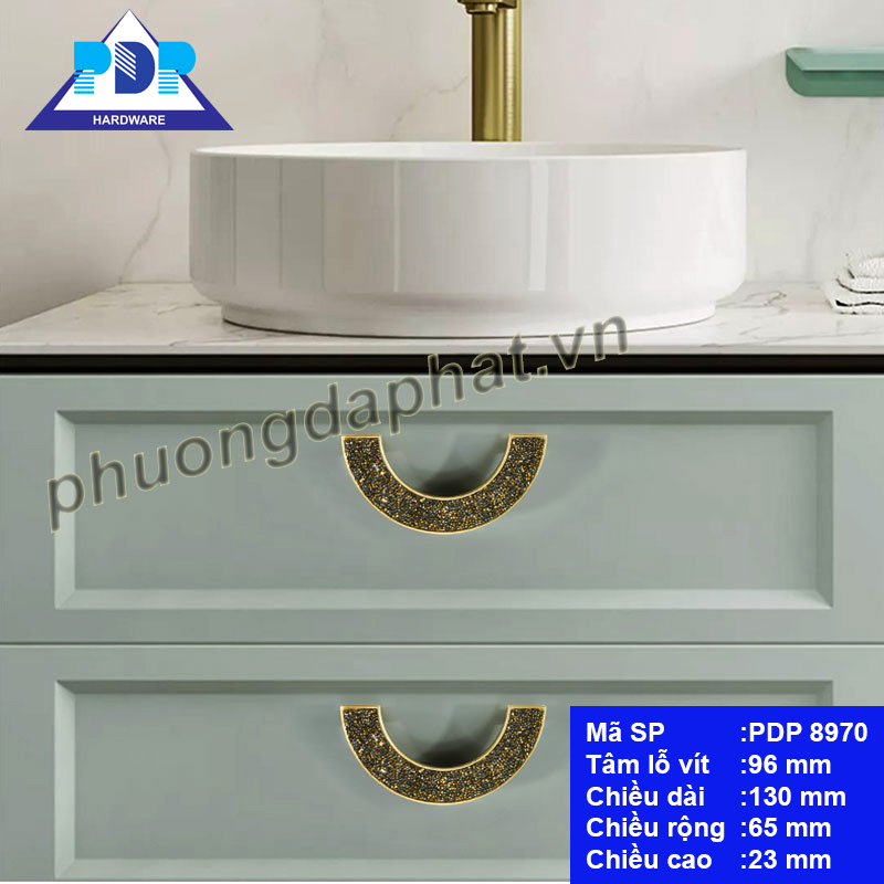 Tay Nắm Tủ Áo  với màu vàng chải xước cùng với những hạt đá lấp lánh như những viên kim cương ngay trung tâm tay tủ tạo hiệu ứng bắt mắt.