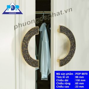 Tay Nắm Tủ Áo  với màu vàng chải xước cùng với những hạt đá lấp lánh như những viên kim cương ngay trung tâm tay tủ tạo hiệu ứng bắt mắt.