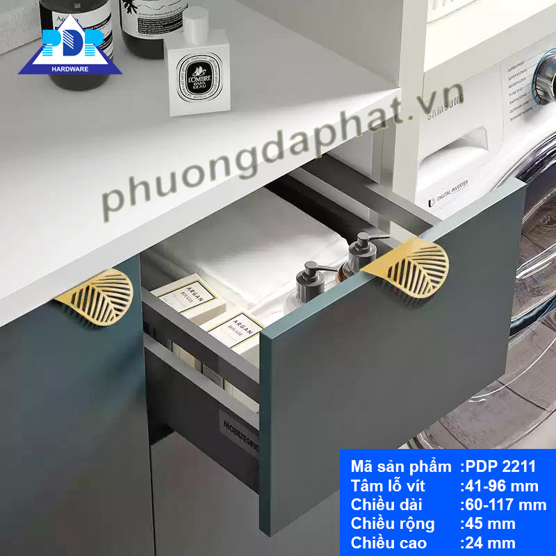 Tay Nắm Tủ Bằng Đồng với mặt trước tay nắm tích hợp cách điệu bông hoa rất trang nhã