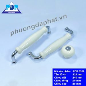 Tay Nắm Tủ Bếp mang phong cách hiện đại với sự kết hợp giữa màu crom bóng ở hai đầu liên kết cùng chất liệu gốm trắng ở thân rất sang trọng và tinh tế.