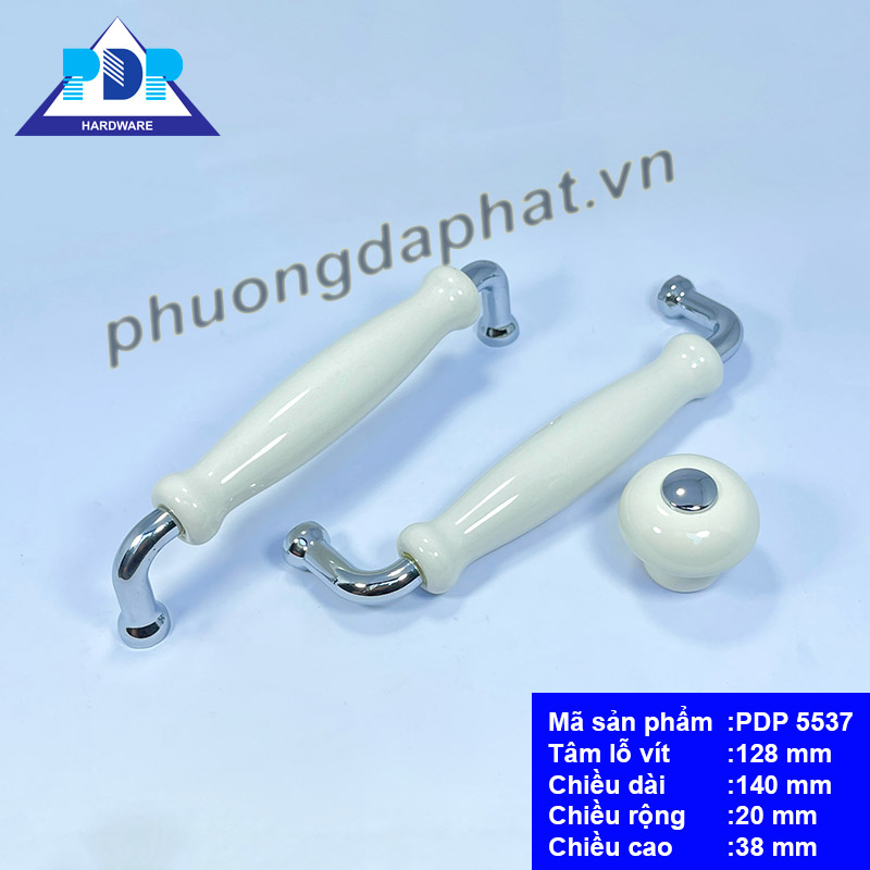 Tay Nắm Tủ Bếp mang phong cách hiện đại với sự kết hợp giữa màu crom bóng ở hai đầu liên kết cùng chất liệu gốm trắng ở thân rất sang trọng và tinh tế.