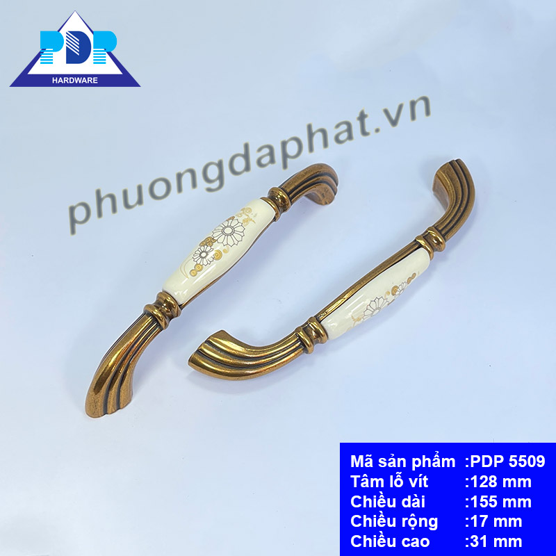 Tay Nắm Tủ Bếp với nét hoa văn rất duyên dáng ngay trung tâm tay tủ trên nền chất liệu gốm sứ