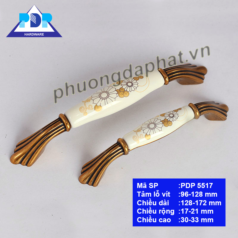 Tay Nắm Tủ Bếp với điểm nhấn là hoa văn trên nền chất liệu sứ ngay trung tâm tay cầm pha trộn nét cổ điển và hiện đại.