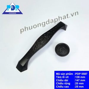 Tay Nắm Tủ Bếp với họa tiết hoa văn ngay trung tâm tay tủ