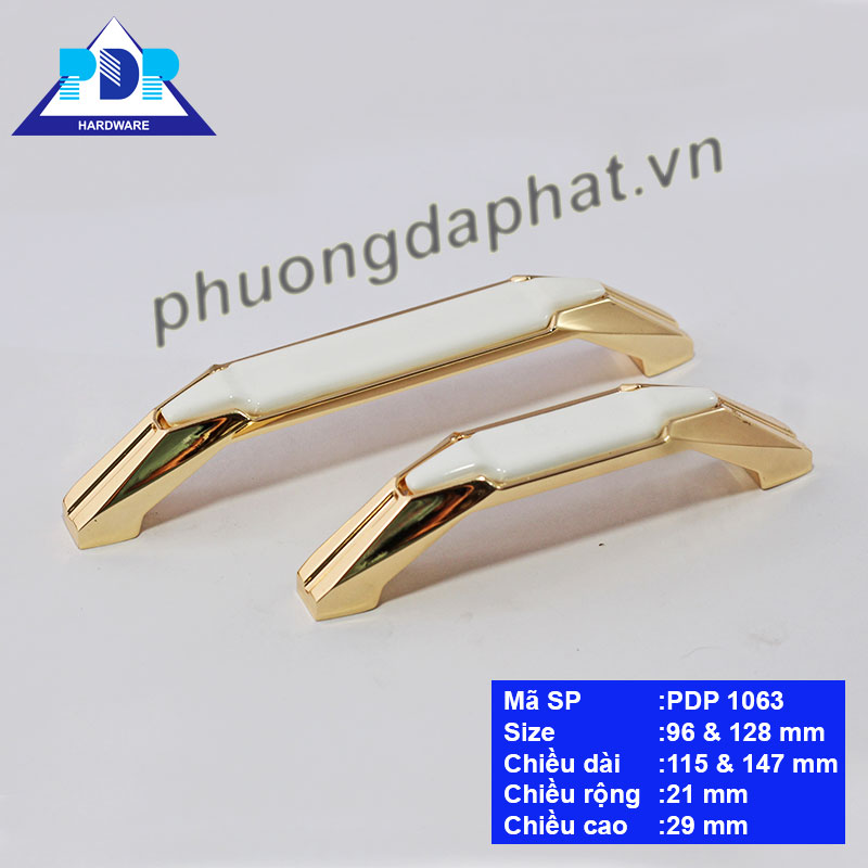 Tay Nắm Tủ Bếp với màu vàng sang trọng cùng điểm nhấn là chất liệu sứ ngay trung tâm tay cầm pha trộn nét cổ điển và hiện đại.