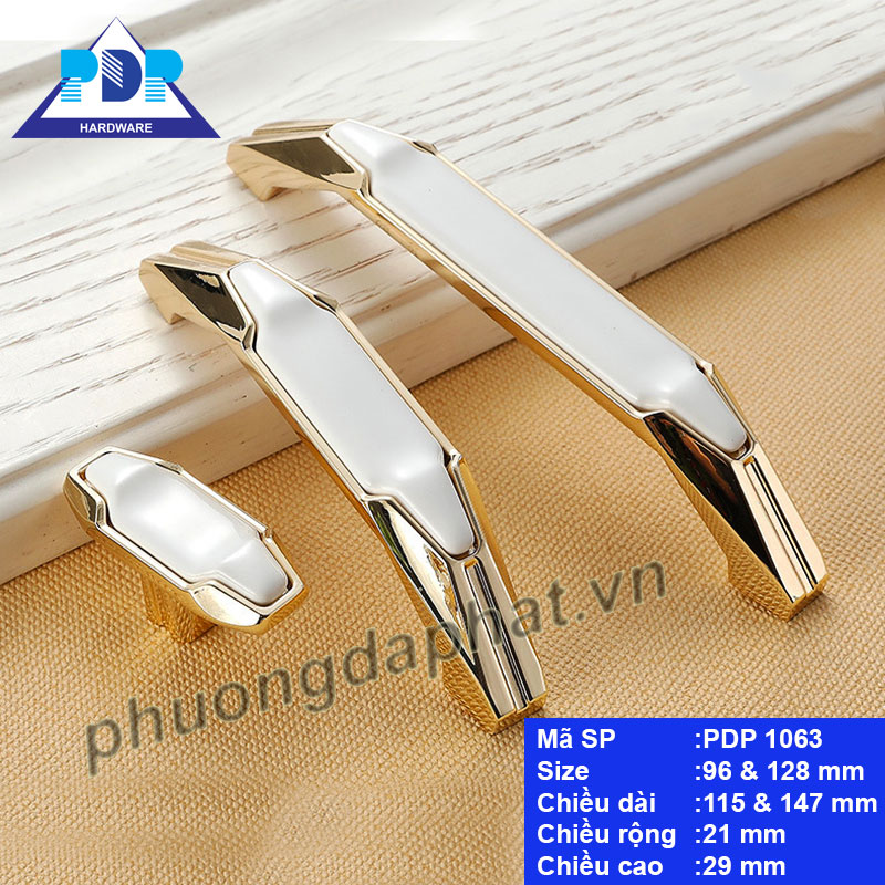 Tay Nắm Tủ Bếp với màu vàng sang trọng cùng điểm nhấn là chất liệu sứ ngay trung tâm tay cầm pha trộn nét cổ điển và hiện đại.