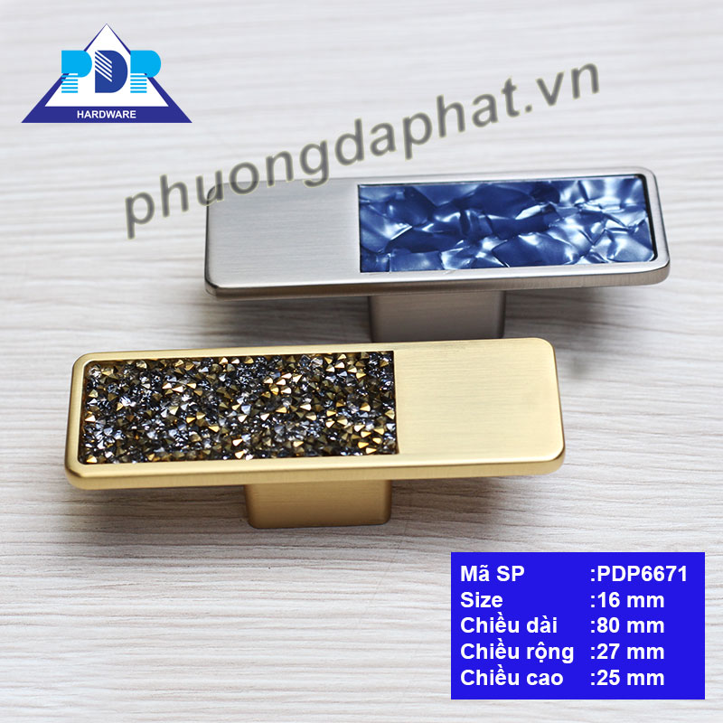 Tay Nắm Cửa Tủ với màu vàng chải xước cùng với những hạt đá lấp lánh như những viên kim cương ngay trung tâm tay tủ tạo hiệu ứng bắt mắt. Bề mặt tay cầm lớn mang lại cảm giác chắc chắn khi sử dụng.
