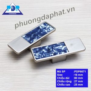 Tay Nắm Tủ Bếp với màu nickel xước cùng với hiệu ứng vân đá ngay trung tâm tay tủ rất bắt mắt. Bề mặt tay cầm lớn mang lại cảm giác chắc chắn khi sử dụng.