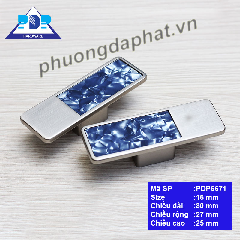 Tay Nắm Tủ Bếp với màu nickel xước cùng với hiệu ứng vân đá ngay trung tâm tay tủ rất bắt mắt. Bề mặt tay cầm lớn mang lại cảm giác chắc chắn khi sử dụng.