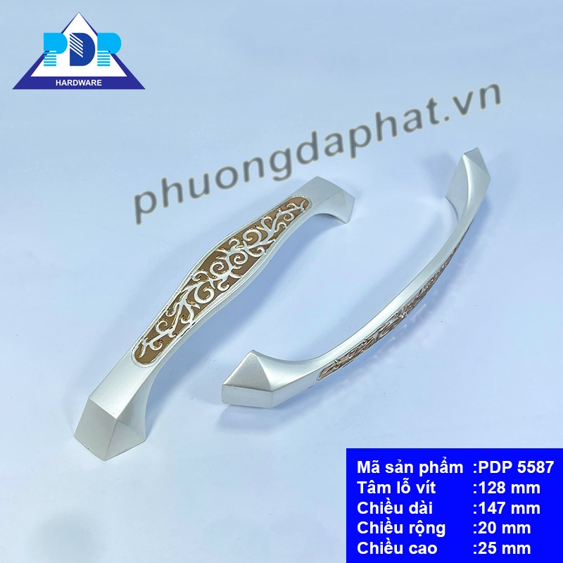 ay Nắm Tủ Bếp với họa tiết hoa văn màu vàng bóng ngay trung tâm tay tủ