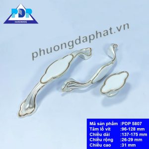 Tay Nắm Tủ Bếp với màu trắng tinh khôi cùng điểm nhấn là những đường viền vàng bóng pha trộn nét cổ điển và hiện đại.