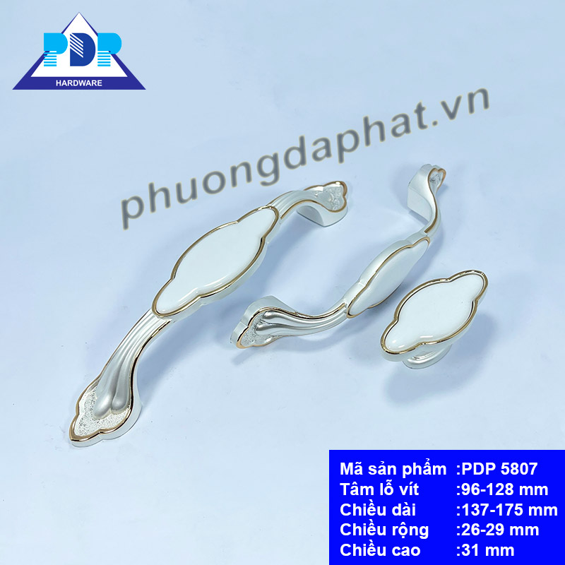Tay Nắm Tủ Bếp với màu trắng tinh khôi cùng điểm nhấn là những đường viền vàng bóng pha trộn nét cổ điển và hiện đại.