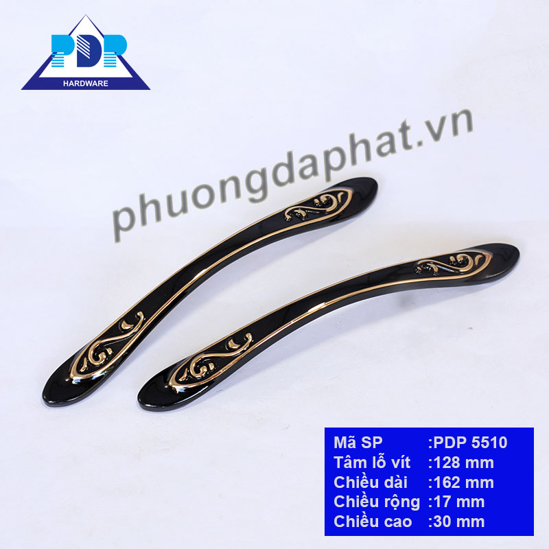 ay Nắm Tủ Cao Cấp với nền đen chủ đạo được tô điểm những đường viền màu vàng cùng họa tiết ở hai đầu liên kết tạo điểm nhấn vượt trội.