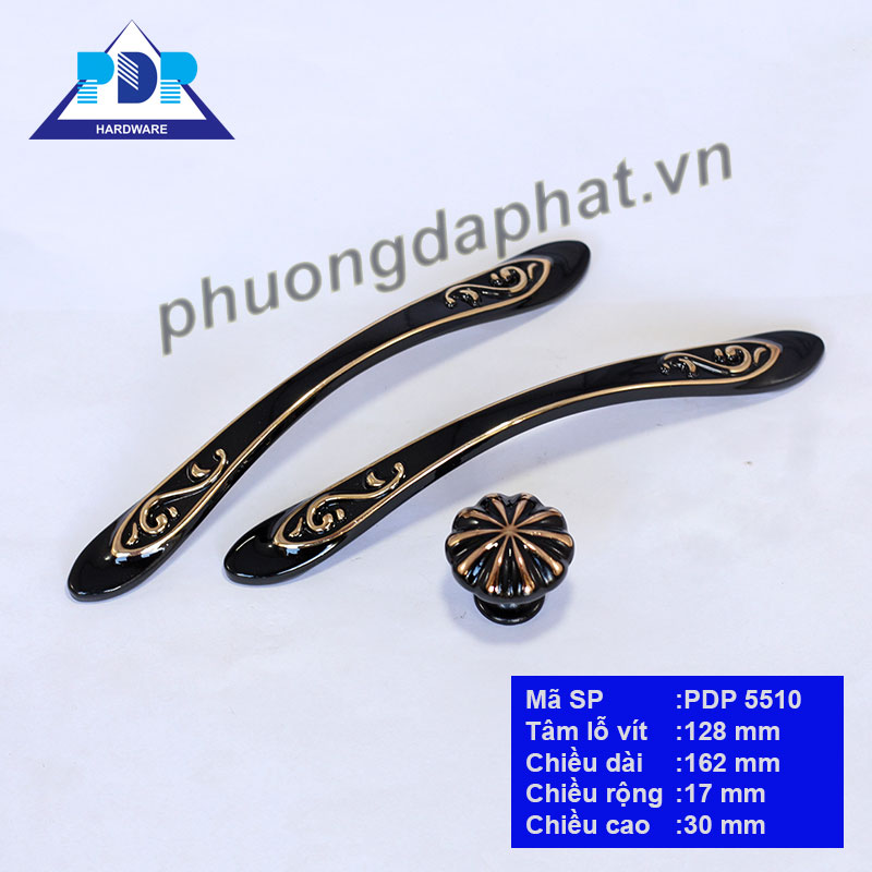 Tay Nắm Tủ Cao Cấp với nền đen chủ đạo được tô điểm những đường viền màu vàng cùng họa tiết ở hai đầu liên kết tạo điểm nhấn vượt trội.