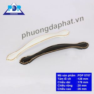 Tay Nắm Tủ Cao Cấp Phong Cách Mỹ với nền đen chủ đạo được tô điểm những đường viền màu vàng cùng họa tiết ở hai đầu liên kết tạo điểm nhấn vượt trội.