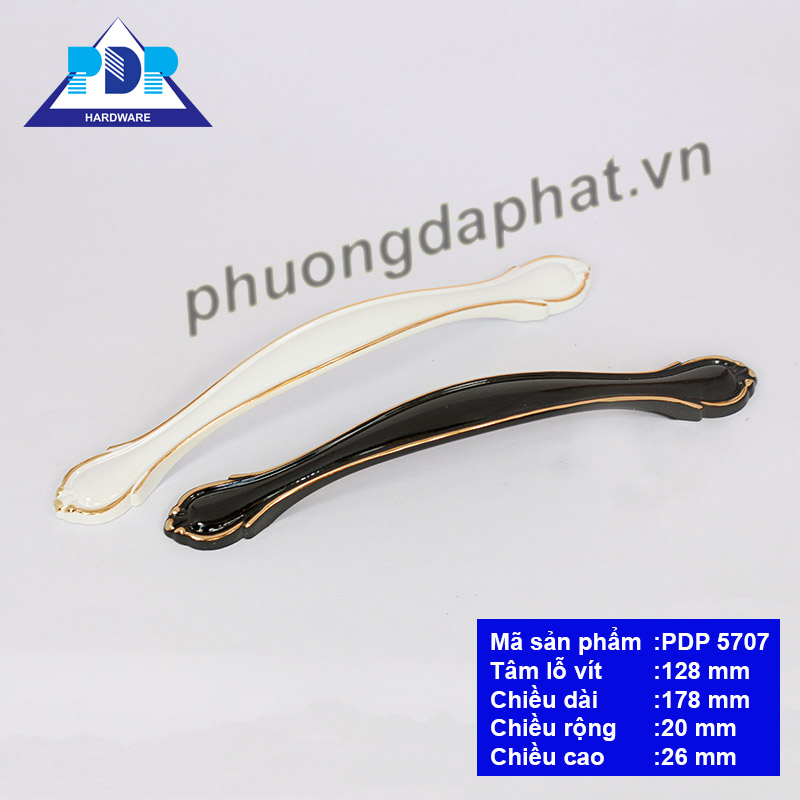 Tay Nắm Tủ Cao Cấp Phong Cách Mỹ với nền đen chủ đạo được tô điểm những đường viền màu vàng cùng họa tiết ở hai đầu liên kết tạo điểm nhấn vượt trội.