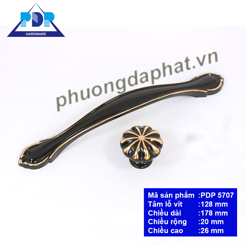 Tay Nắm Tủ Cao Cấp Phong Cách Mỹ với nền đen chủ đạo được tô điểm những đường viền màu vàng cùng họa tiết ở hai đầu liên kết tạo điểm nhấn vượt trội.