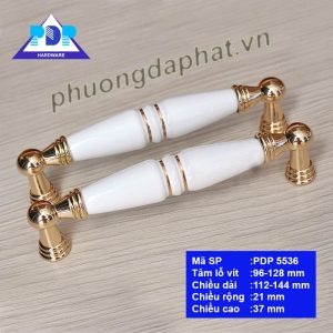 Tay Nắm Tủ Cổ Điển Gốm Sứ Châu Âu PDP5536 Tay Nắm Tủ Cổ Điển rất quyến rũ qua những đường cong tinh tế cùng màu vàng bóng và trắng tinh khôi mang lại sự sang trọng và đẳng cấp cho nội thất.