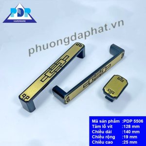 Tay Nắm Tủ Cổ Điển mang các họa tiết cung đình xưa được khắc họa tỉ mỉ ngay phần đầu tay tủ