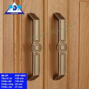 Tay Nắm Tủ Cổ Điển rất duyên dáng với họa tiết cổ điển truyền thống phương Đông ngay trung tâm tay nắm.