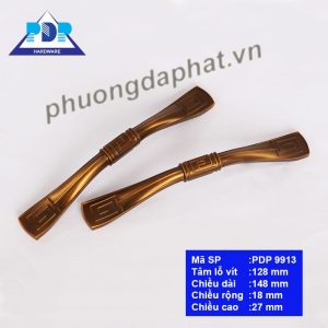 Tay Nắm Tủ Cổ Điển mang các họa tiết cung đình xưa được khắc họa tỉ mỉ ngay phần đầu tay tủ