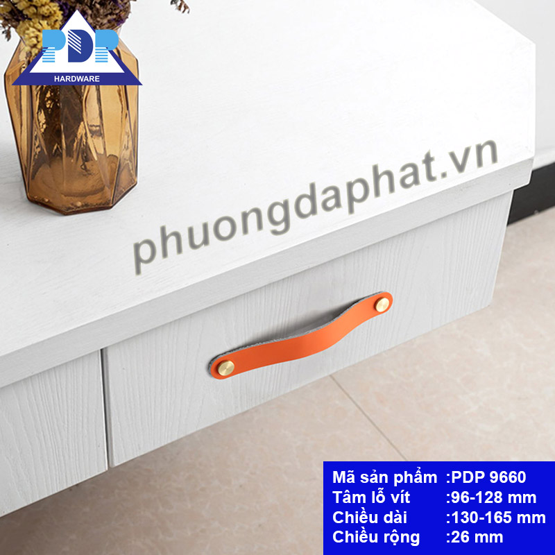 Tay Nắm Tủ Da Bò mang phong cách hiện đại cùng dáng vẻ đơn giản và chất liệu đồng và da bò sẽ làm tăng giá trị phẩm chất cho nội thất.