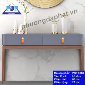 Tay Nắm Tủ Da Bò Nút Đồng PDP9660 Tay Nắm Tủ Da Bò mang phong cách hiện đại cùng dáng vẻ đơn giản và chất liệu đồng và da bò sẽ làm tăng giá trị phẩm chất cho nội thất.