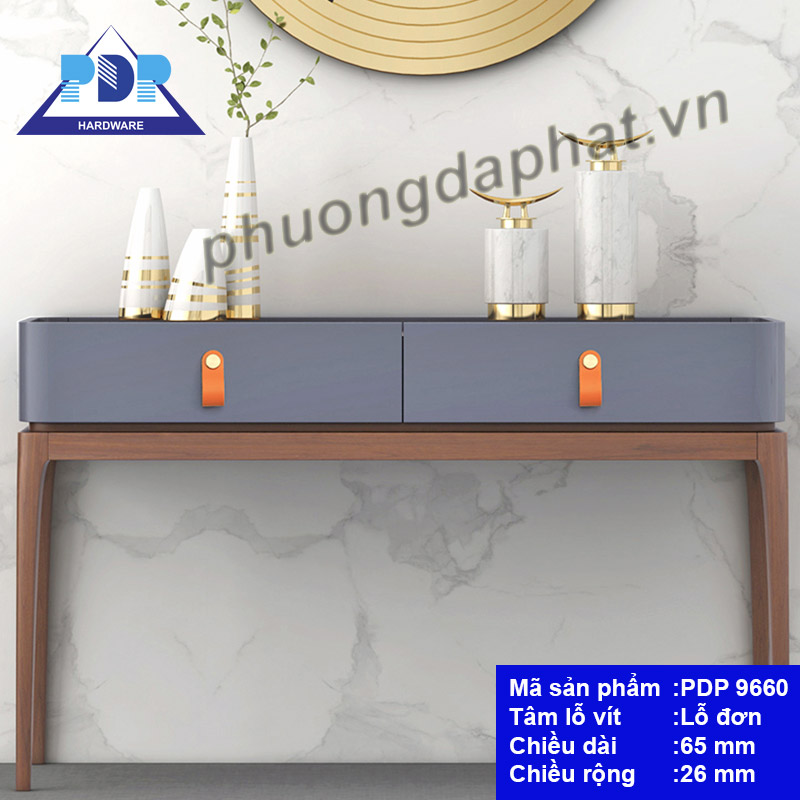 Tay Nắm Tủ Da Bò mang phong cách hiện đại cùng dáng vẻ đơn giản và chất liệu đồng và da bò sẽ làm tăng giá trị phẩm chất cho nội thất.