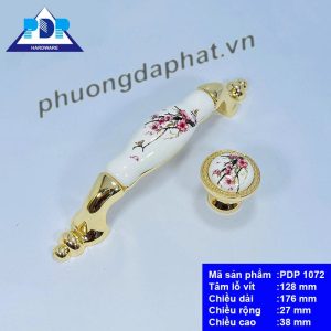 Tay Nắm Tủ với họa tiết hoa được khắc họa trên nền chất liệu sứ rất trang nhã và duyên dáng