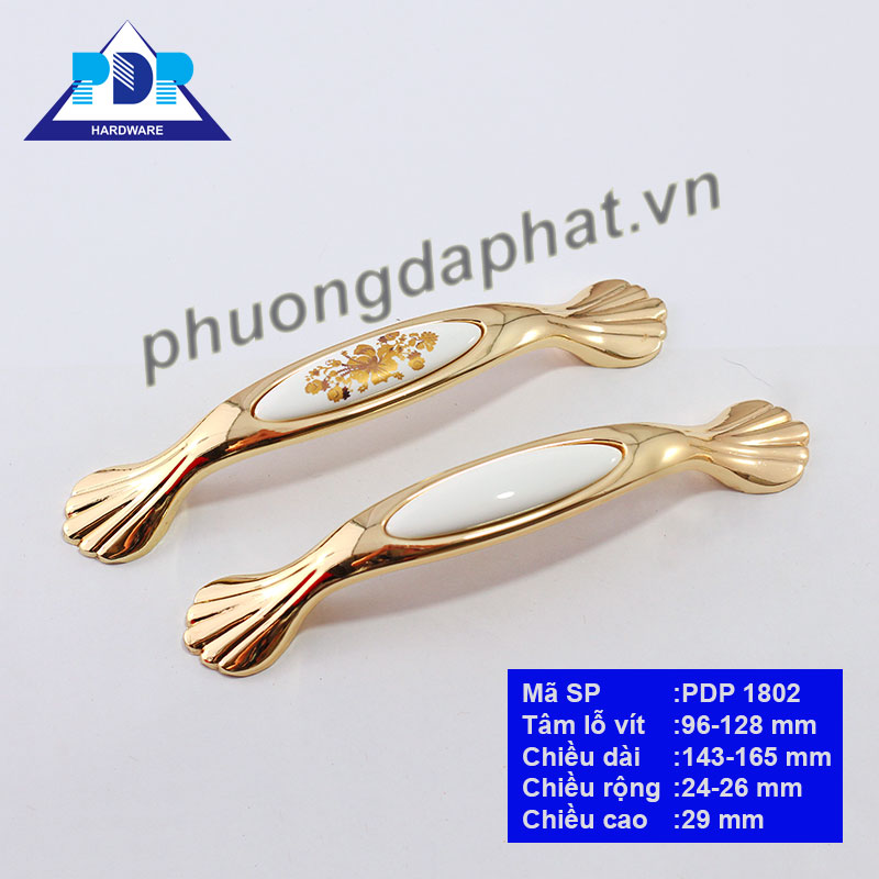  Tay Nắm Tủ Gốm Sứ với màu vàng sang trọng cùng điểm nhấn là hoa văn trên nền chất liệu sứ ngay trung tâm tay cầm pha trộn nét cổ điển và hiện đại.