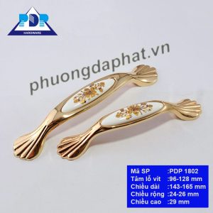  Tay Nắm Tủ Gốm Sứ với màu vàng sang trọng cùng điểm nhấn là hoa văn trên nền chất liệu sứ ngay trung tâm tay cầm pha trộn nét cổ điển và hiện đại.